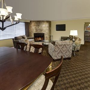 Suite with living room and fireplace - Sault Ste. Marie hotel